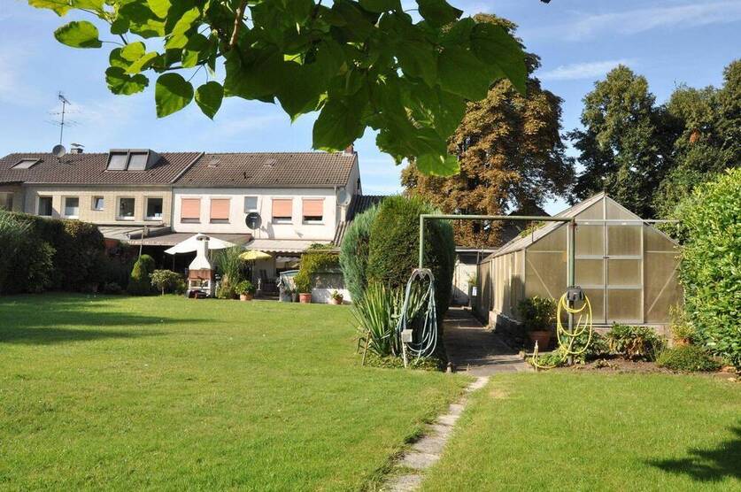 Sonniger Ausblick am Rheindeich: DHH mit großem Grundstück, Wirtschaftsanbau, Garage, Stellplatz