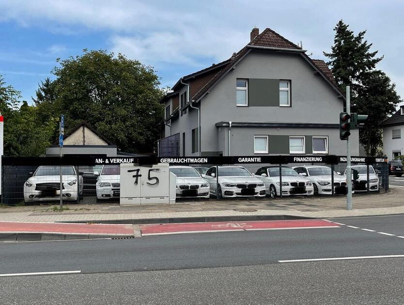 AUTOHANDEL AUTOPLATZ mit Reihenendhaus 1a Lage zimmer