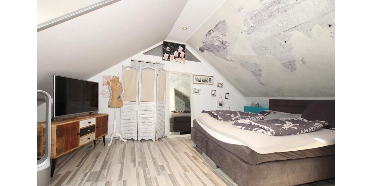 Dachgeschoßwohnung Bottrop Feldhausen - 4 Zimmer, 94 m&sup2;, 860&euro; | Angebot:25743434