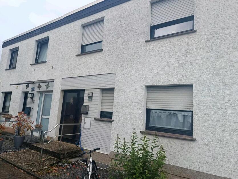 ohne Makle leerstehendes Reihenmittelhaus in zentraler Lag zimmer