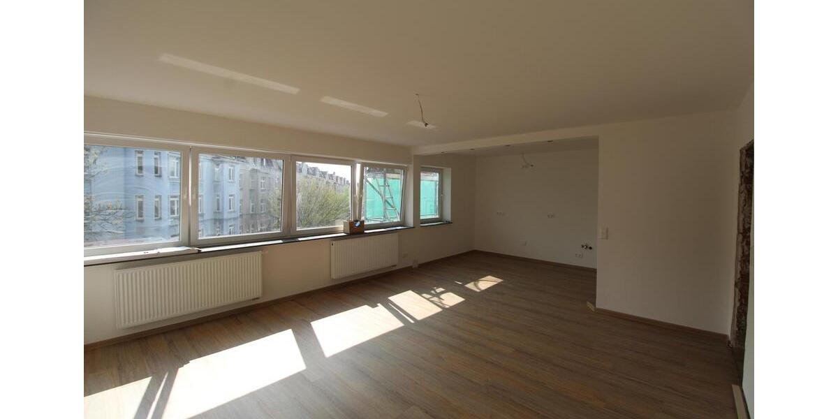 Kernsanierte Wohnung in zentraler Lage +Balkon+Aufzug 4 zimmer