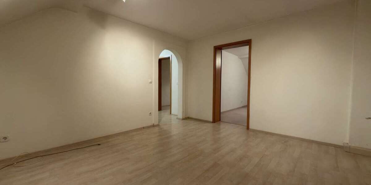 Gepflegte 3,5-Zimmer-Dachgeschosswohnung mit Einbauküche und Garage 3.5 zimmer