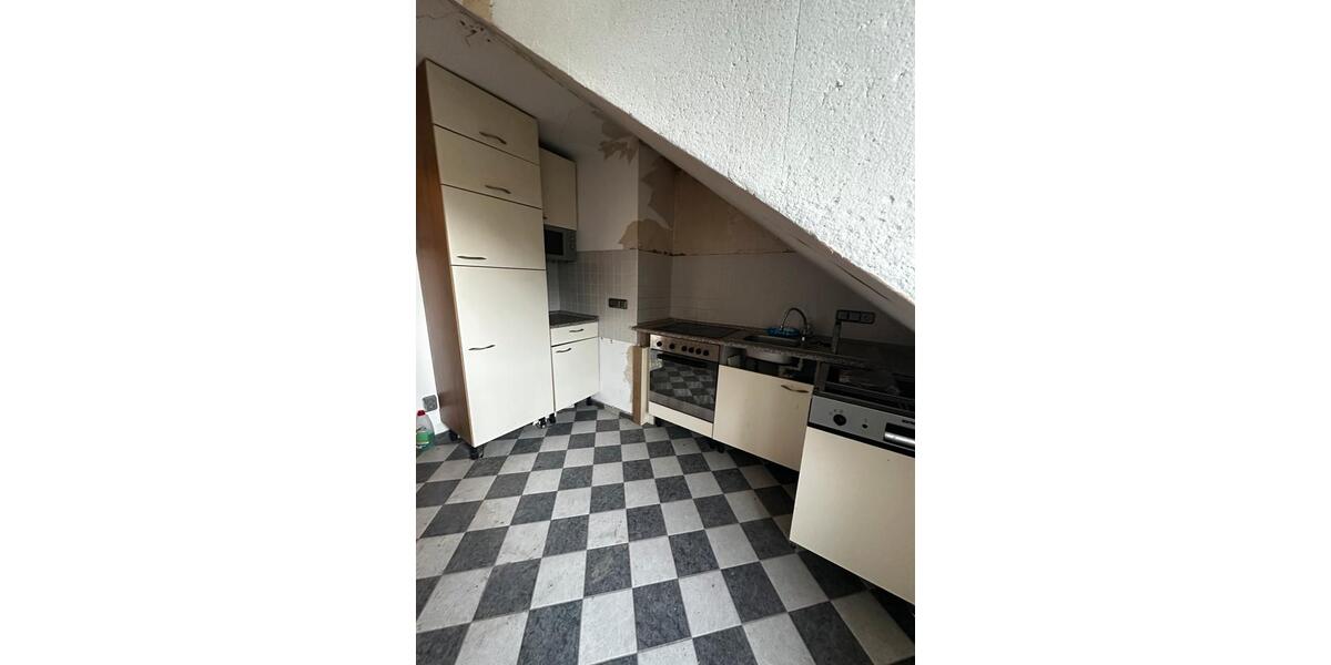 Dachgeschoss mit viel Potenzial zu Vermieten 3 zimmer