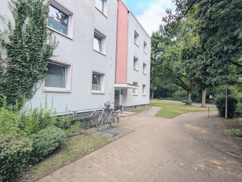 **Was will man mehr? +Balkon +frisch gestrichen +Laminat +modernes Badezimmer** zimmer