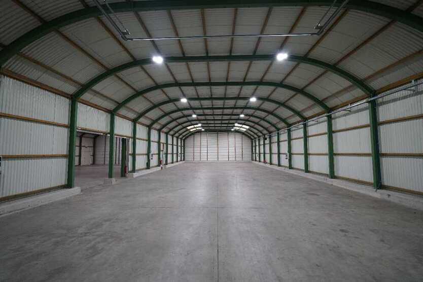 Beheizbare Lager- und Produktionshalle mit Rolltor in Ratingen-Tiefenbroich