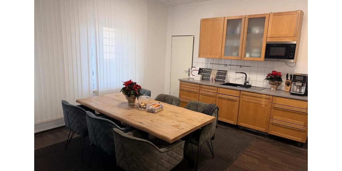 Lagerfläche mit Büroräumen – ca. 150–160 m² zimmer