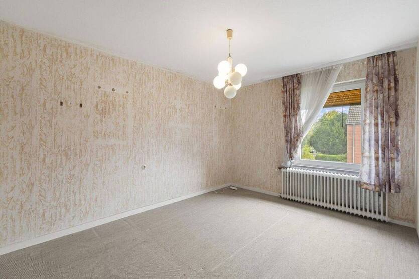 Doppelhaushälfte für bis zu 2 Familien mit großem Grundstück in ruhigem Wohnumfeld.