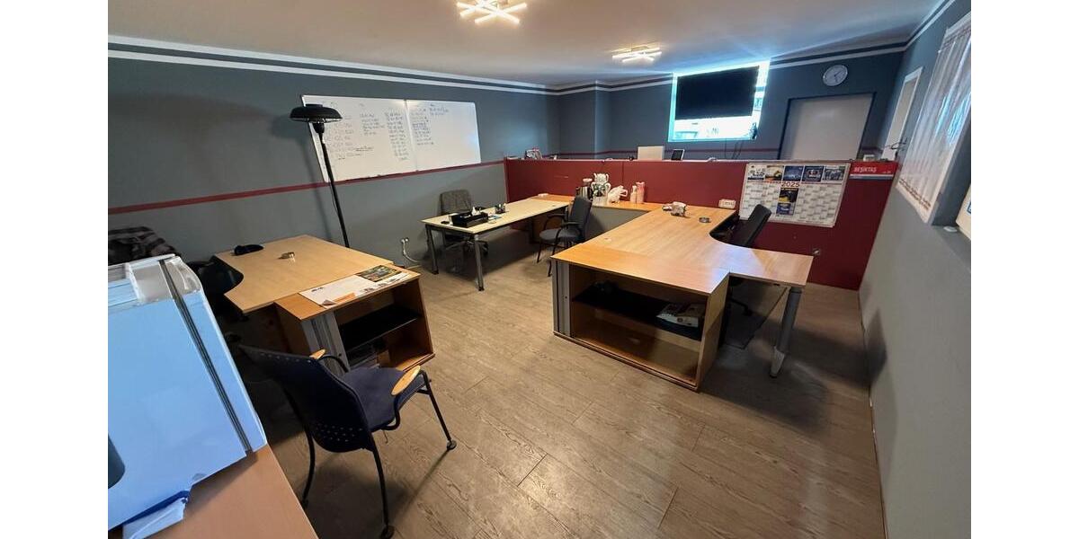 694 m² Lagerhalle mit Büro und Stellplätzen in zentraler Lage zimmer
