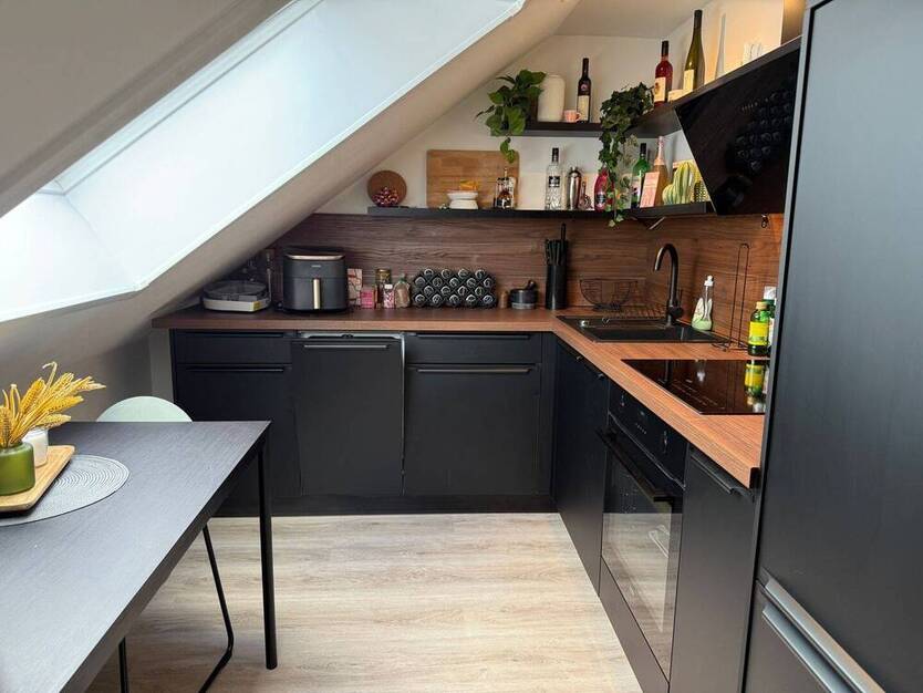 Modernes, helles sowie gemütliches Dachgeschoss mit 2 Zimmern, Küche, Diele, Bad mit Fenster