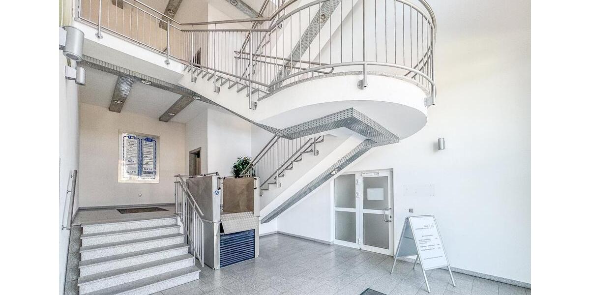 BEHEIZTES LAGER MIT SICHERHEITSDIENST – 390 m² – STELLPLÄTZE – LASTENAUFZUG – BARRIEREFREI – KÜCHE zimmer