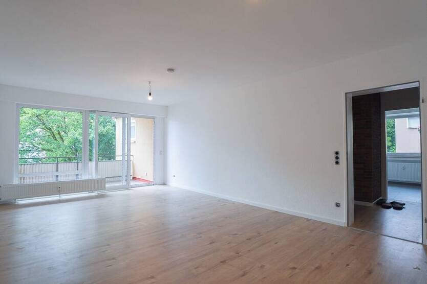 Frisch renovierte ca. 81m² große 3-Zimmer-Wohnung mit Loggia, 2 modernen Bädern, Garage und Stellplatz