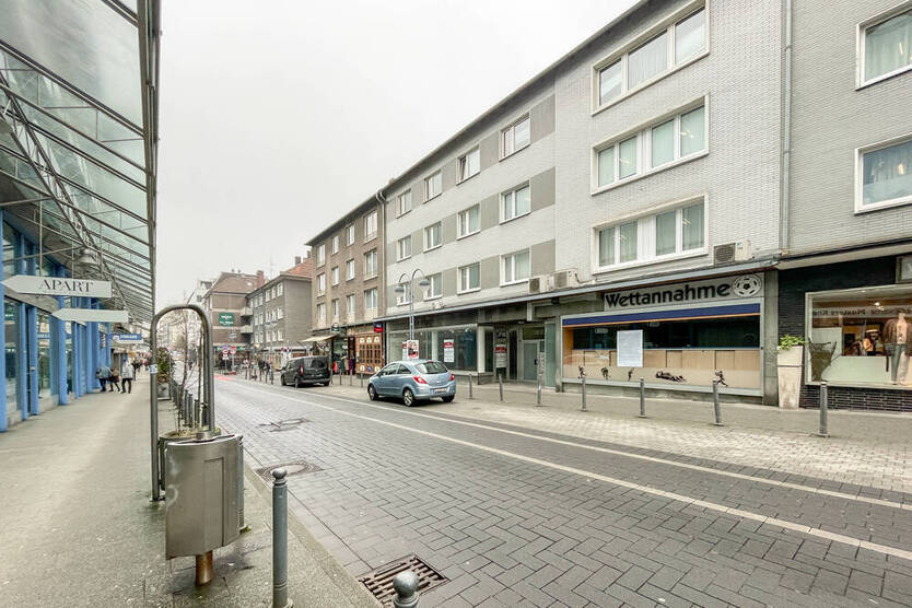 zentrale Lage - lange Schaufensterfront - Parkhaus gegenüber