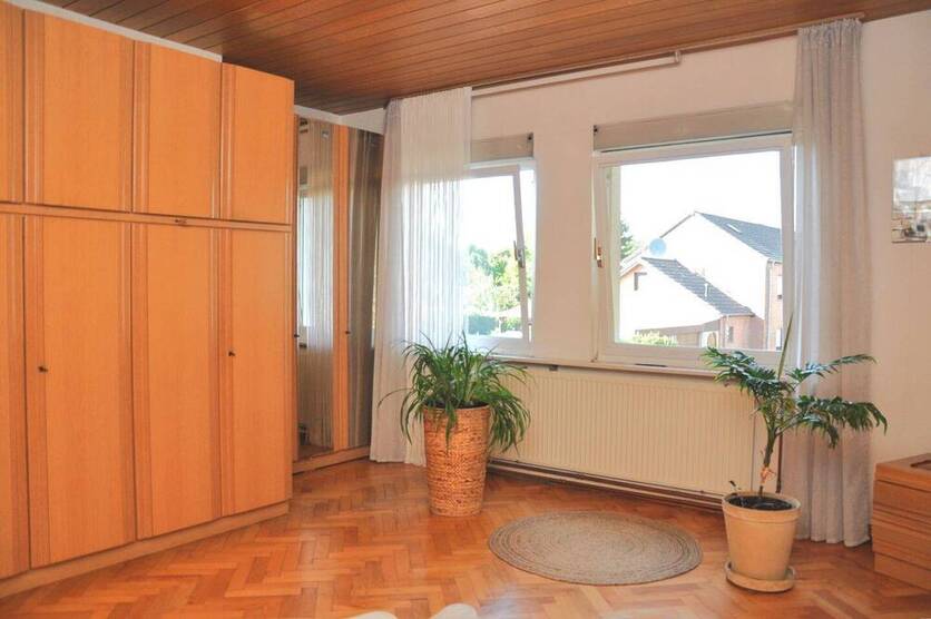 Sonniger Ausblick am Rheindeich: DHH mit großem Grundstück, Wirtschaftsanbau, Garage, Stellplatz