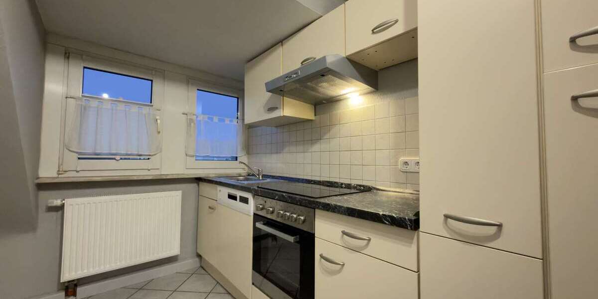 Gepflegte 3,5-Zimmer-Dachgeschosswohnung mit Einbauküche und Garage 3.5 zimmer