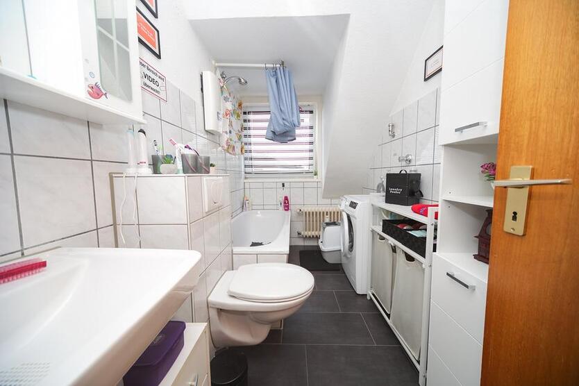 Schöne 3 Zimmer Dachgeschoßwohnung mit Parkett in Frintrop