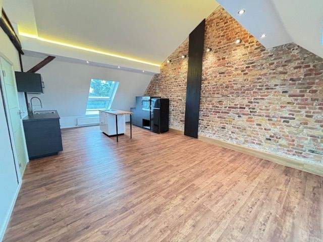 Loftartiges DG - offener Wohn- Essbereich mit EBK umd kleiner Empore - 2 Zimmer - Duschbad mit Fenster - Klima 3 zimmer