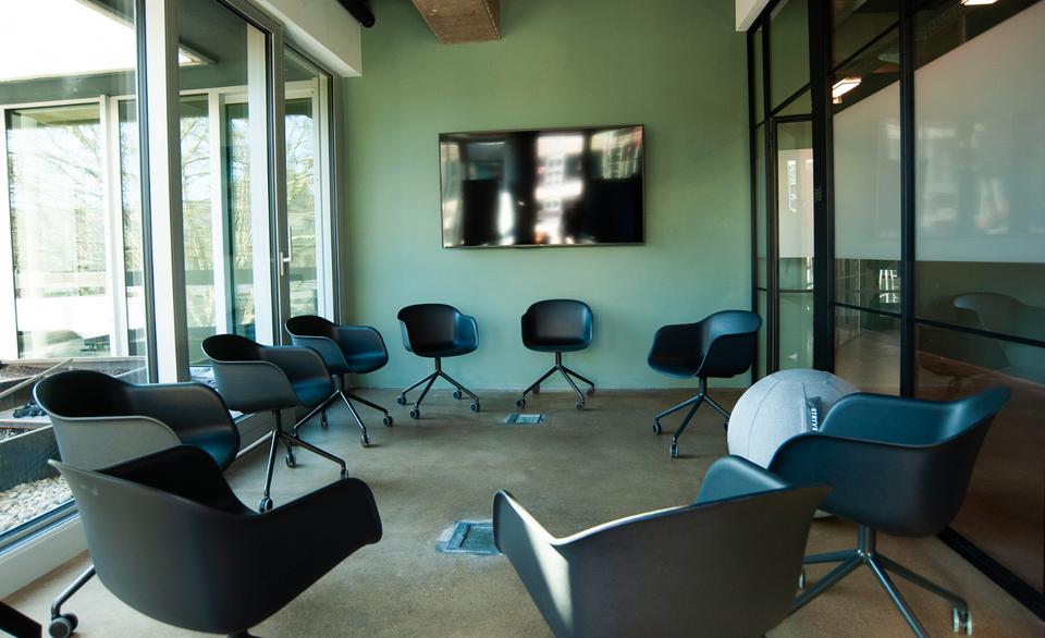 Solo Office im studio_one: Flexibler, vollausgestatteter Arbeitsplatz zimmer