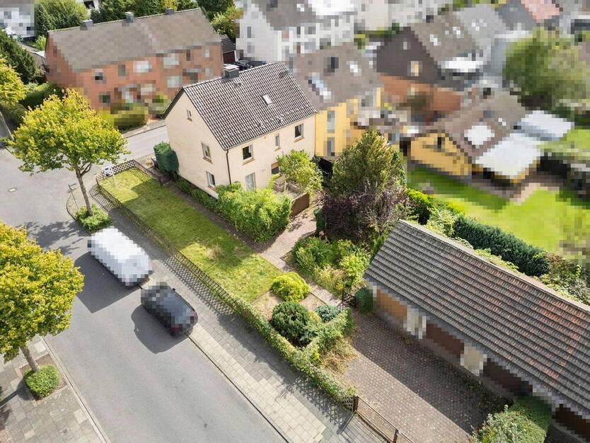 Doppelhaushälfte für bis zu 2 Familien mit großem Grundstück in ruhigem Wohnumfeld.