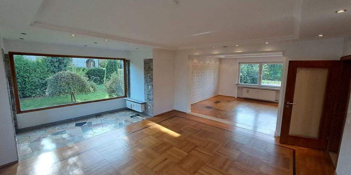 Zweifamilienhaus in ruhiger Lage und großzügigem Grundstück 7 zimmer