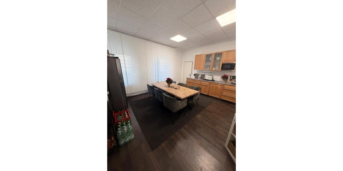 Lagerfläche mit Büroräumen – ca. 150–160 m² zimmer