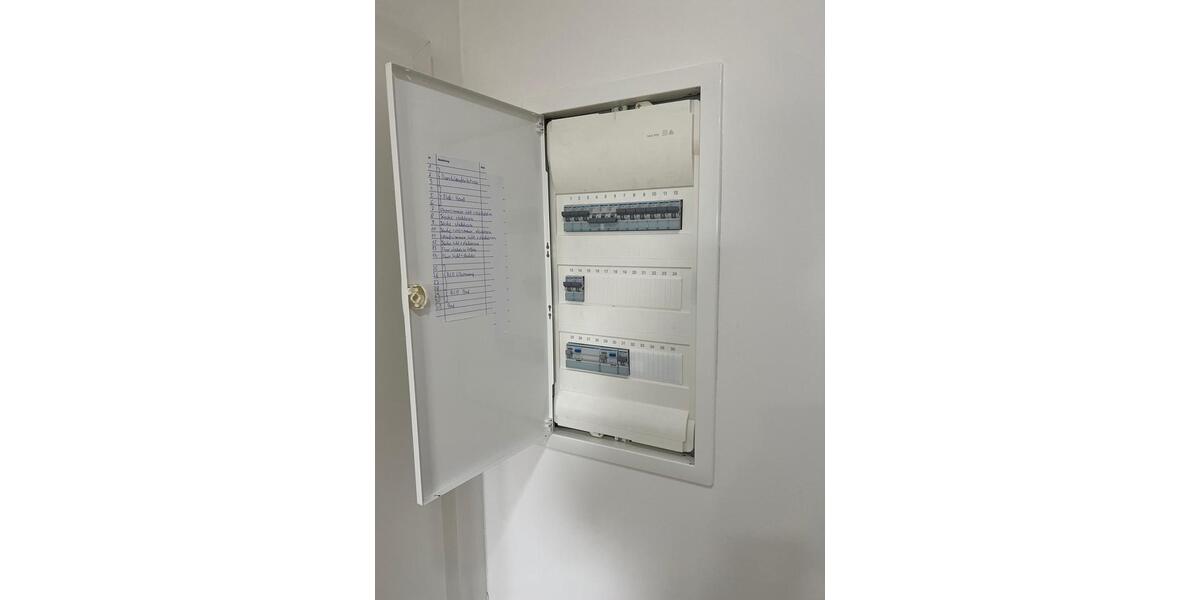 Komplett sanierte DG-Wohnung im Altbau (mit moderner Einbauküche) 3 zimmer