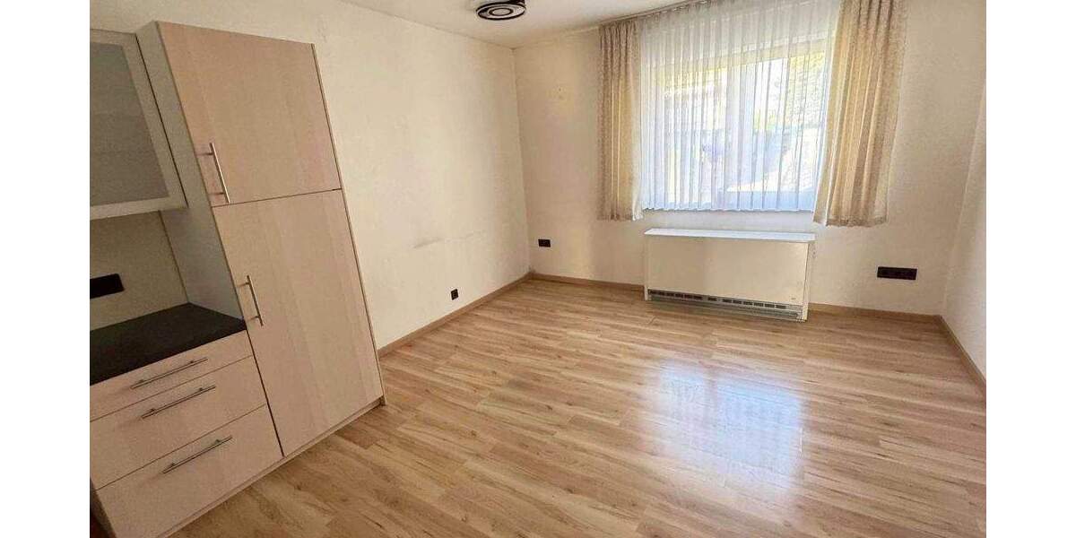 GEPFLEGTE DOPPELHAUSHÄLFTE MIT GARAGEN AUF GROßEM GRUNDSTÜCK IN DER MENGEDER HEIDE 6 zimmer