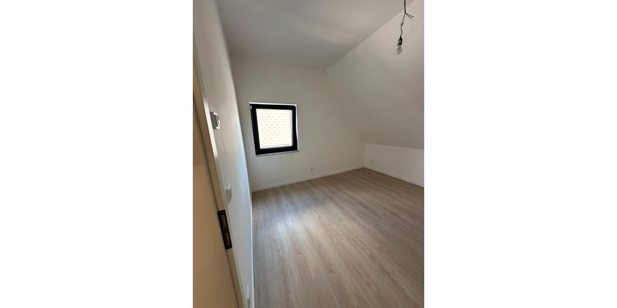 Moderne 3- Zimmerwohnung DG Wohnung mit klimatisierten Spitzboden 3 zimmer