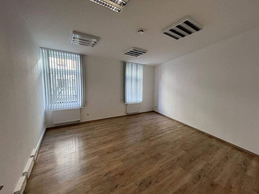Attraktive GewerbeImmobilie zur Vermietung in Hagen - Moderne Bürofläche in Top-Lage mit Aufzug und Stellplatz!