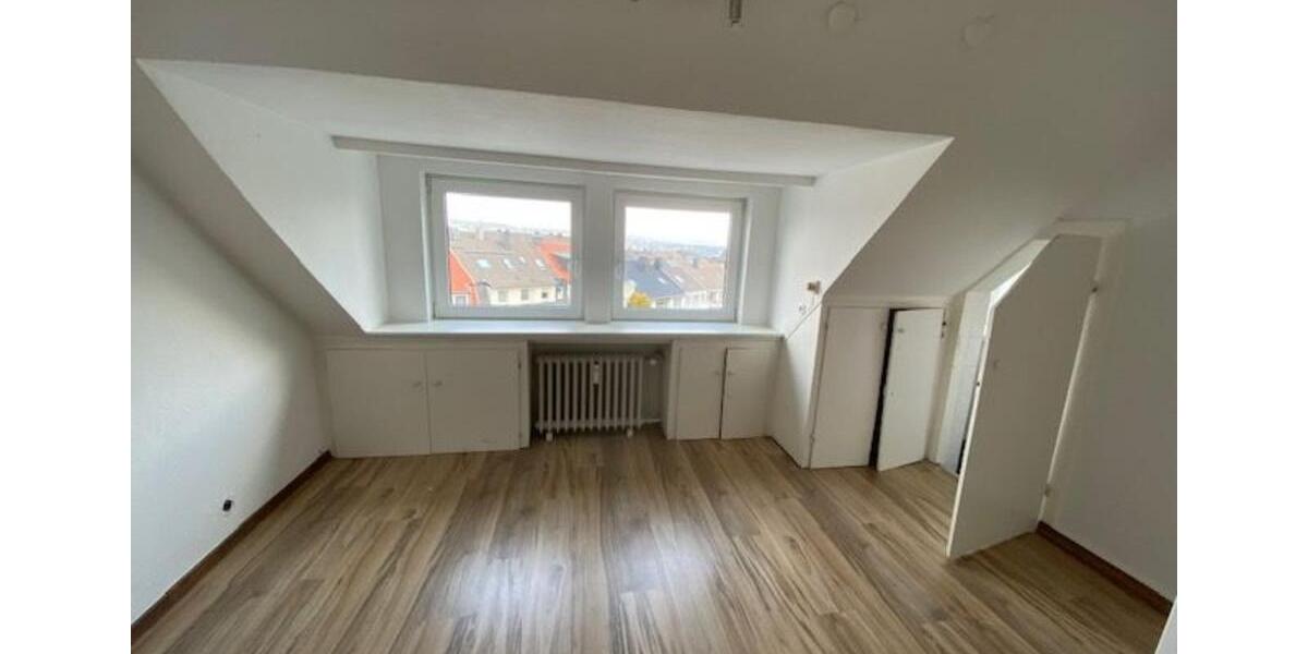 SCHÖNE HELLE DG-WOHNUNG renoviert IN SUPER LAGE 4 zimmer