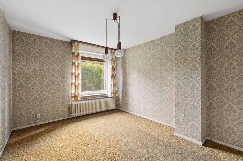 Doppelhaushälfte für bis zu 2 Familien mit großem Grundstück in ruhigem Wohnumfeld.