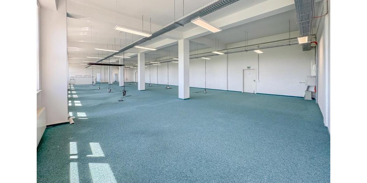 BEHEIZTES LAGER MIT SICHERHEITSDIENST – 390 m² – STELLPLÄTZE – LASTENAUFZUG – BARRIEREFREI – KÜCHE zimmer