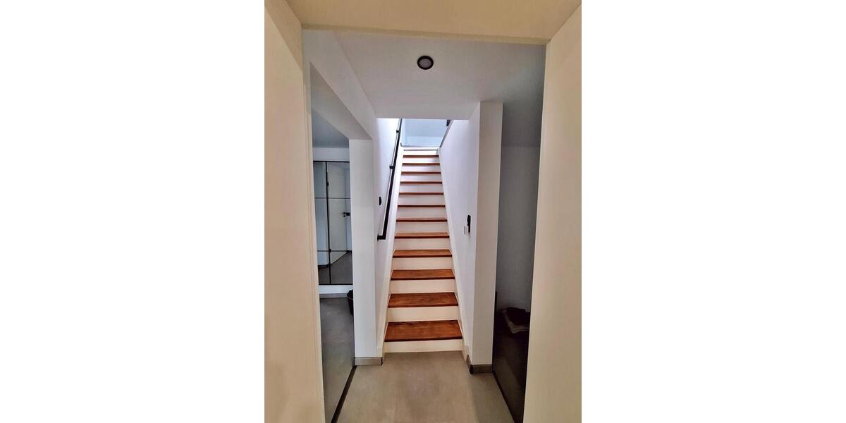 Doppelhaushälfte mit Wintergarten, Garten, Terrasse und Parkplatz 3.5 zimmer