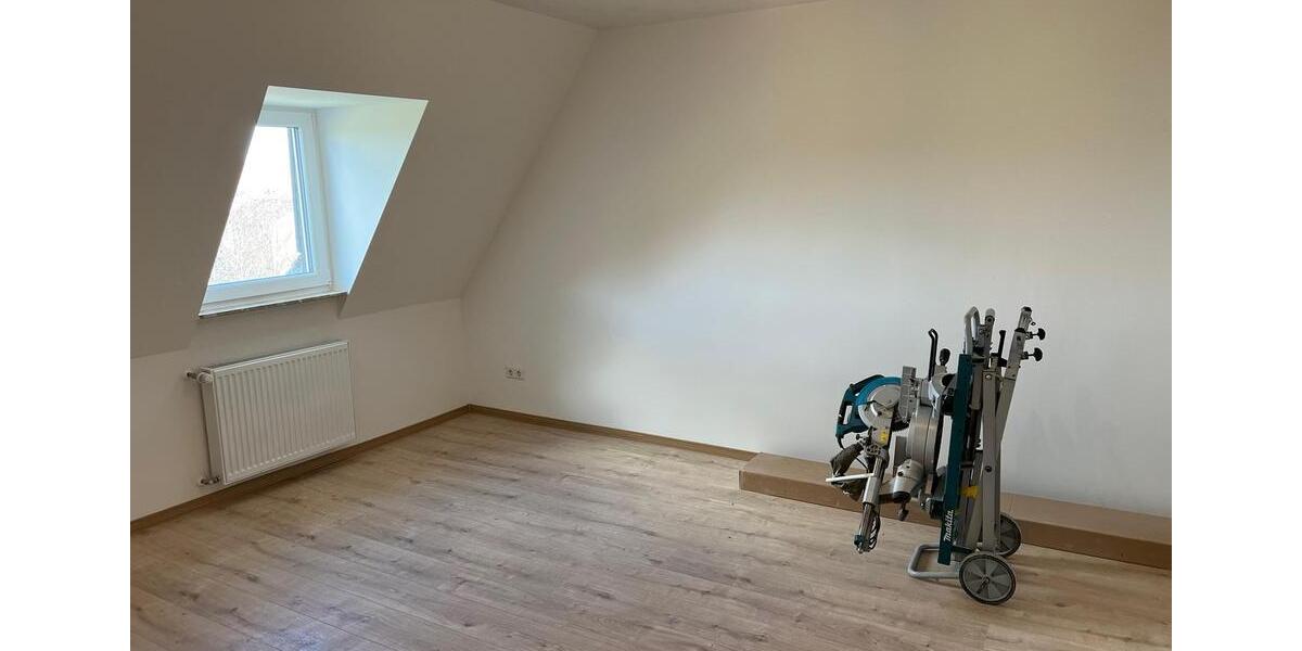 Komplett sanierte DG-Wohnung im Altbau (mit moderner Einbauküche) 3 zimmer