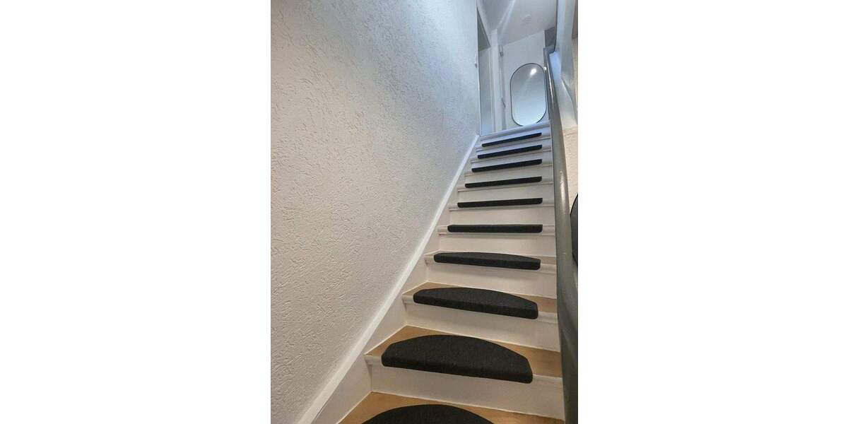 Luxuriöse, kernsanierte Wohnung mit Hauscharakter, Garage, besonderem Gartenanteil & eigenem Eingang 3 zimmer