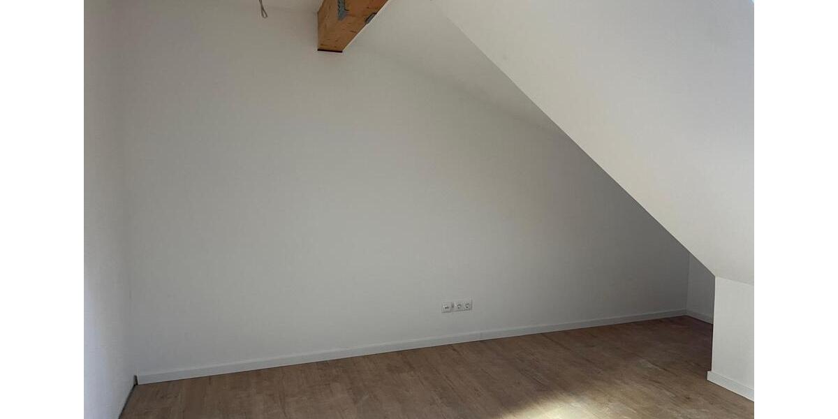 sanierte Dachgeschosswohnung-Besichtigung am 10.12.2025 16:30 Uhr 4 zimmer