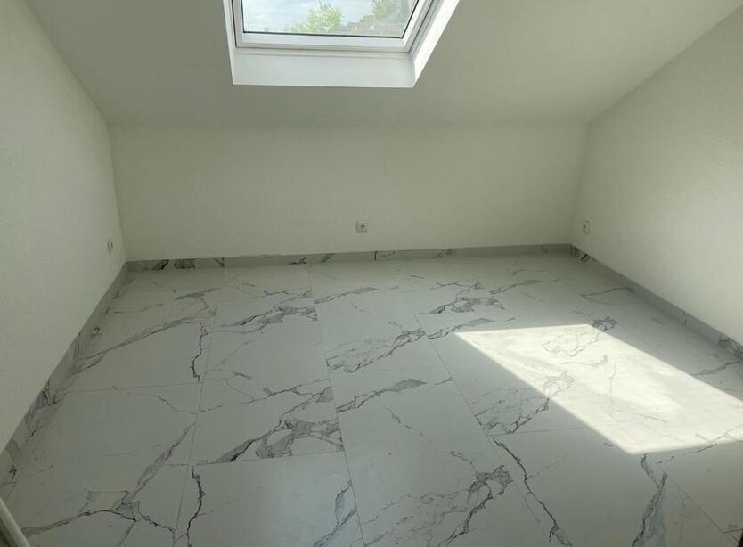 2 12 Zimmer DG Wohnung Kernsaniert Fussbodeizung