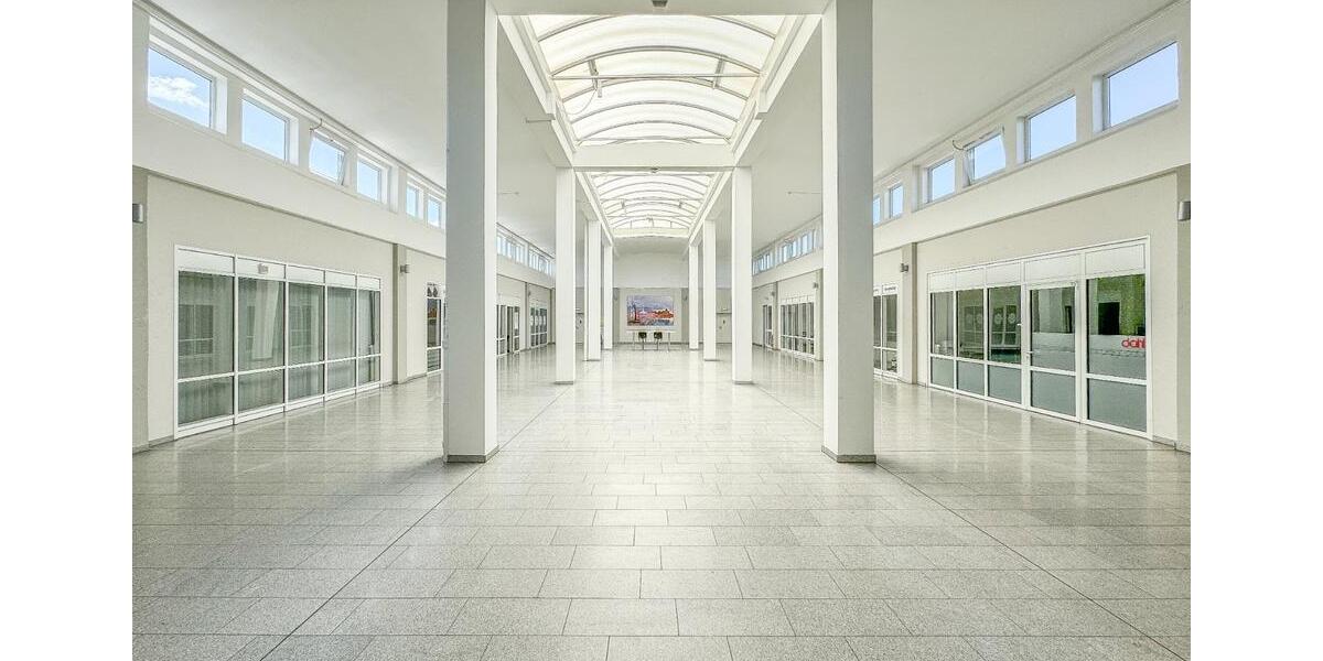 BEHEIZTES LAGER MIT SICHERHEITSDIENST – 390 m² – STELLPLÄTZE – LASTENAUFZUG – BARRIEREFREI – KÜCHE zimmer