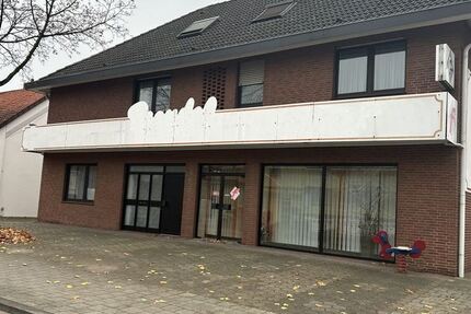 Im Herzen von Nienburg: Interessante Gewerbeeinheit in TOP Lage mit Ladenlokal, Wohnung und Halle