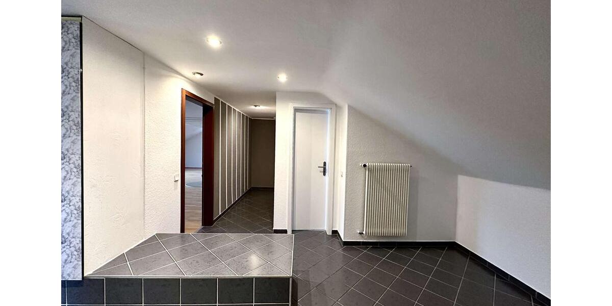 Dachgeschoßwohnung Oberhausen - 3 Zimmer, 85 m&sup2;, 595&euro; | Angebot:26532496