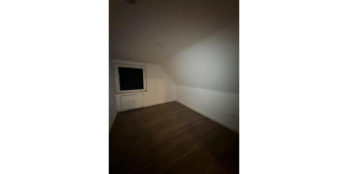 Dachgeschoßwohnung Essen Stadtbezirk VI - 3.5 Zimmer, 72 m&sup2;, 1.023&euro; | Angebot:25640158