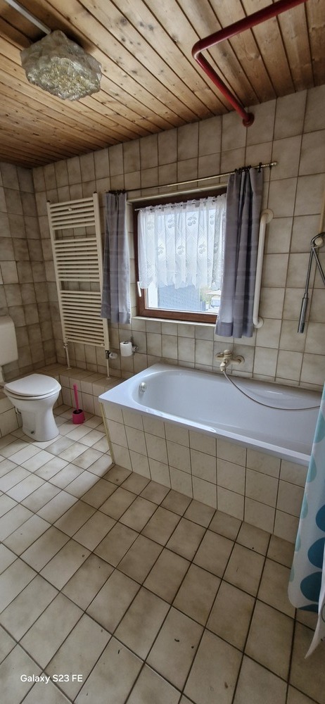 1-Fam. Haus mit Einliegerwohnung und Garagenhof zimmer