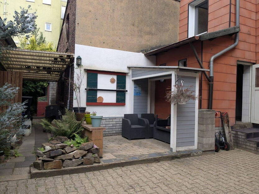 2 große Wohnungen und Geschäftseinheit