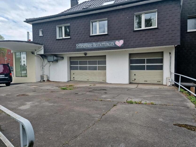 Büro, 2 Garagenhallen mit 83qm2 & ca. 100qm Kfz Stellfläche