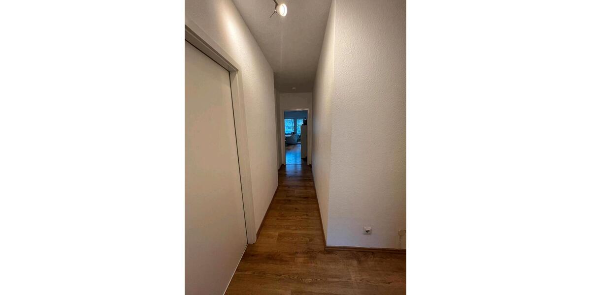 Helle ETW mit Balkon und Tiefgaragenstellplatz in zentraler Lage 2.5 zimmer