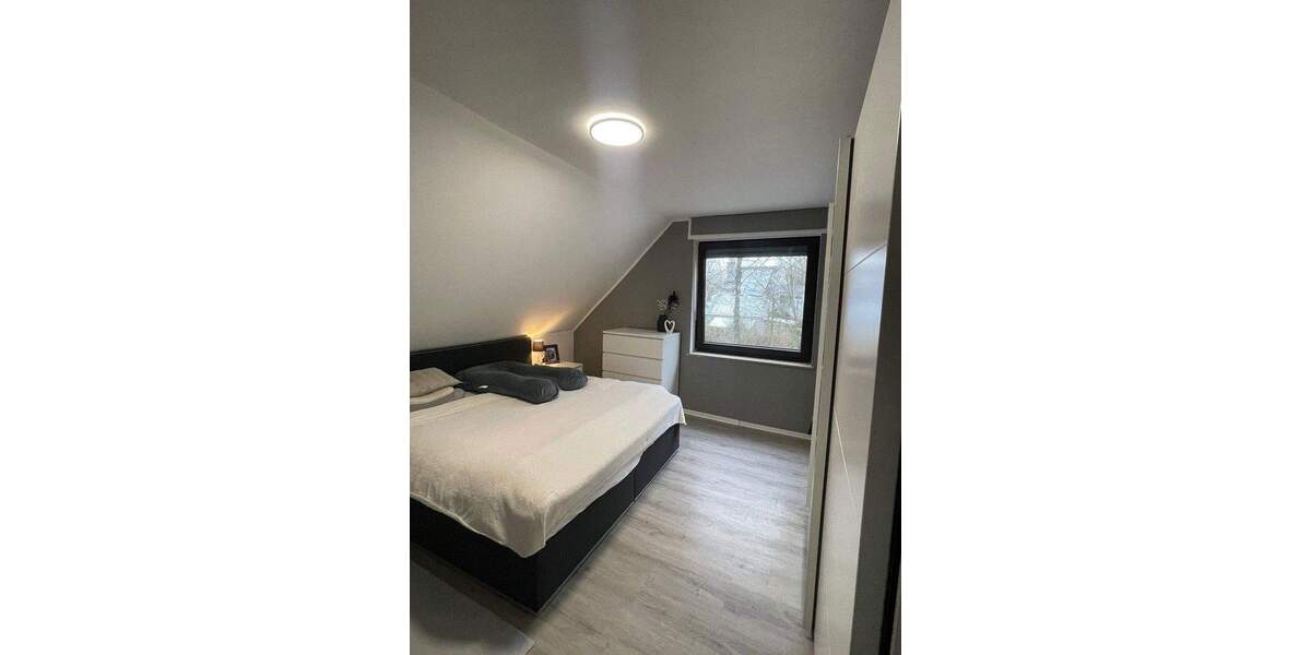 Luxuriöse, kernsanierte Wohnung mit Hauscharakter, Garage, besonderem Gartenanteil & eigenem Eingang 3 zimmer