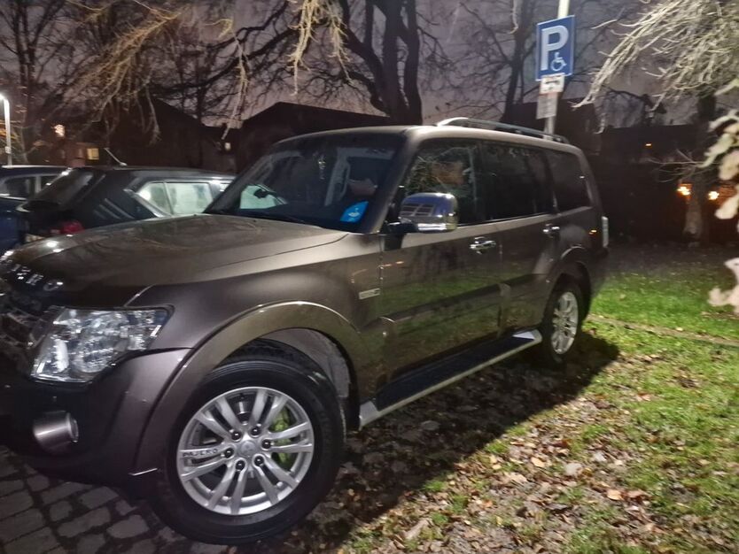 Mitsubishi Pajero 210.000 km 19.900 € Duisburg 47137
