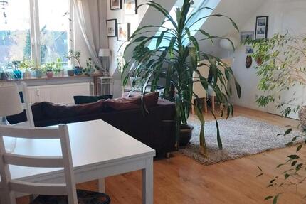 schöne Dachgeschoss-Wohnung komplett möbliert, für 1 Person zimmer