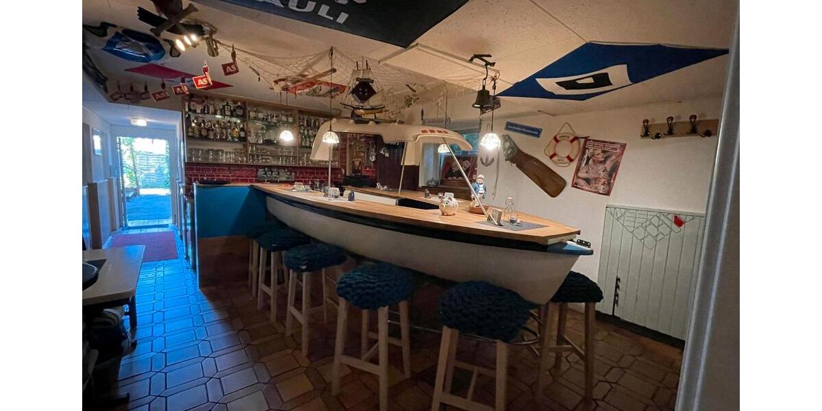 Kegelbahn mit Gaststätte und Inventar 