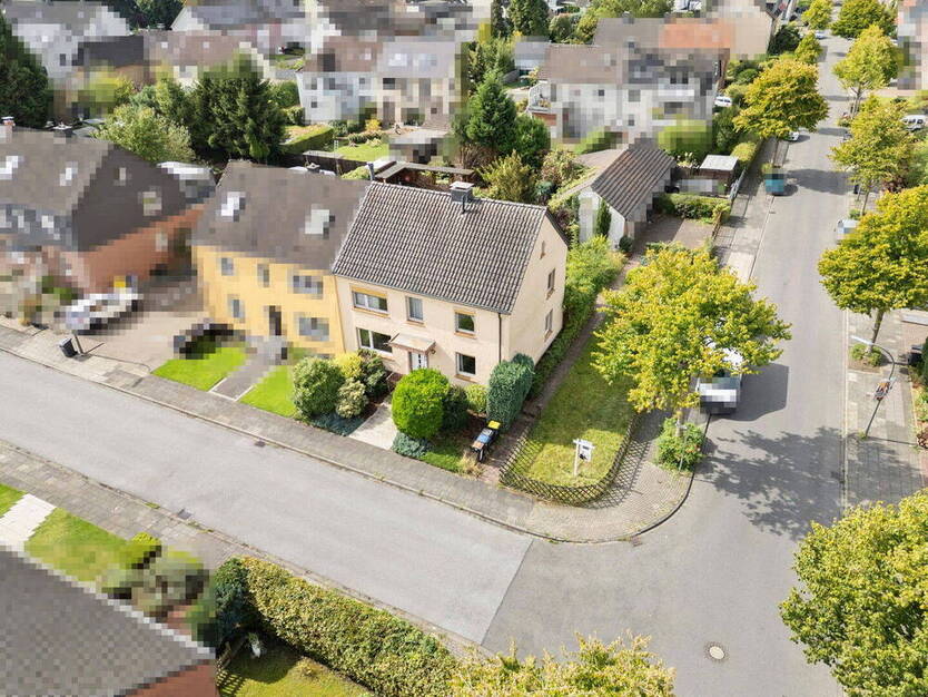 Doppelhaushälfte für bis zu 2 Familien mit großem Grundstück in ruhigem Wohnumfeld.