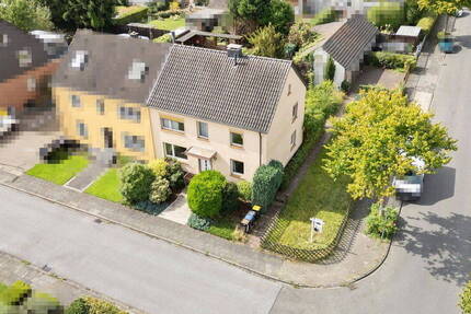 Doppelhaushälfte für bis zu 2 Familien mit großem Grundstück in ruhigem Wohnumfeld.